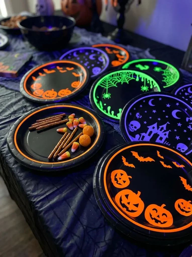  Glow-in-the-Dark Neon Party Buffet Plates